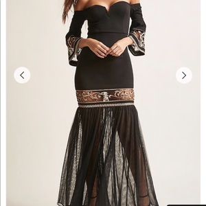 Off the shoulders, mermaid dress!